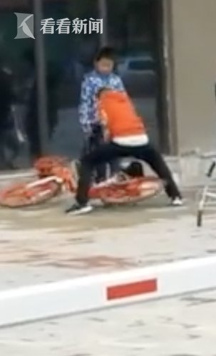 熊孩子抡铁锤砸共享单车 网友：爹妈不好好教今后社会替你们“教”