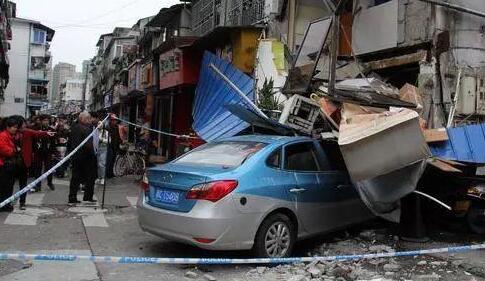 温州：出租车失控冲进饭摊 司机碰撞电瓶车后调转车头冲入饭摊