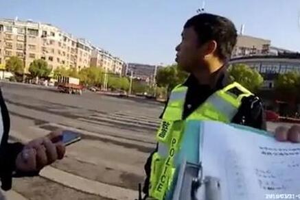 谁的责任？电动车闯红灯被撞 交警教科书级回怼让司机点赞