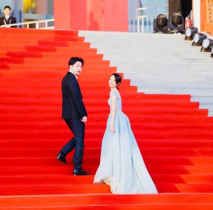 雷佳音走红毯被调侃仿佛是在“赶集” 还往佟丽娅手上吐口水