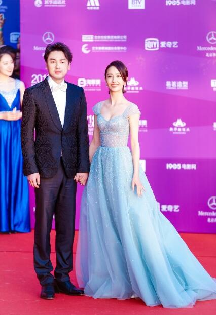 雷佳音走红毯被调侃仿佛是在“赶集” 还往佟丽娅手上吐口水