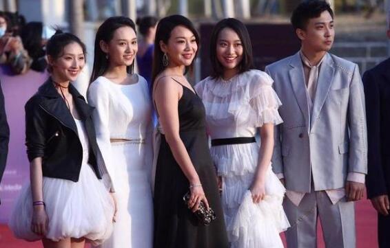 闫妮母女惊艳北影节 47岁闫妮和20岁女儿好似姐妹