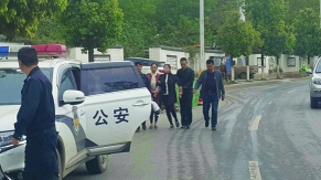 1岁幼儿深夜被人从屋内抱走 原是邻居实施“报复”