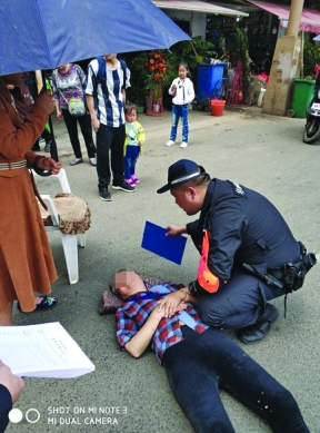 艳阳高照一老太发病晕倒 过路女子撑伞遮阳救人