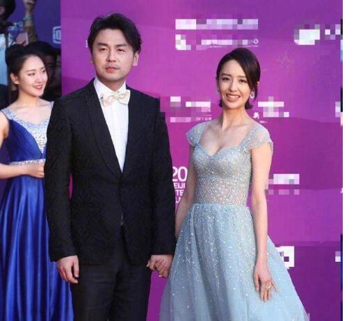 笑翻了！雷佳音走红毯惹爆笑惨不忍睹 佟丽娅吐槽:赶集吗？