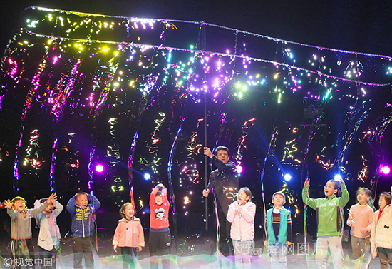 山东烟台上演《泡泡传奇秀》 场景梦幻赢喝彩