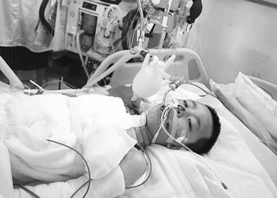 电线短路家中起火 7岁男孩为了保护昏迷的妈妈被严重烧伤 