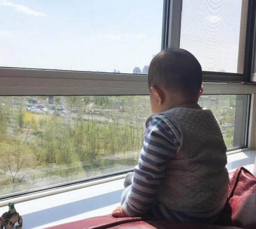 朱丹晒女儿背影照：好想知道，她小脑袋瓜子在想什么… 