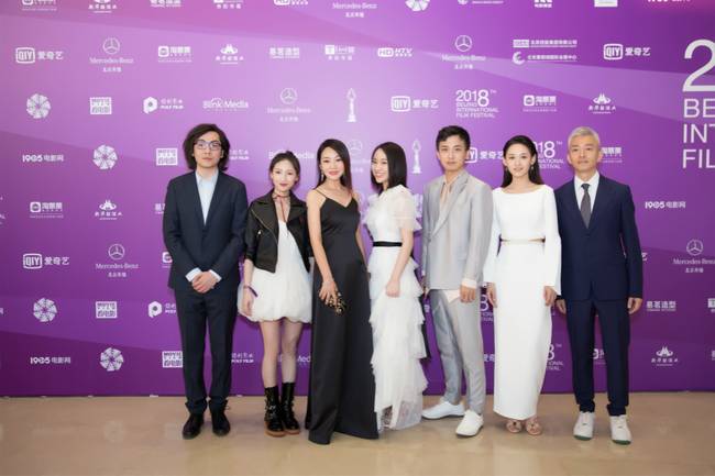 疯狂打call！闫妮母女北影节合体亮相 二人更像是一对姐妹