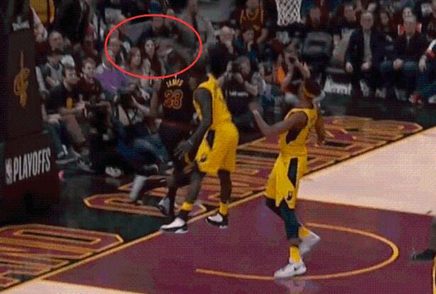 詹姆斯被史蒂芬森打翻在地 球迷：这是要废了詹姆斯啊 