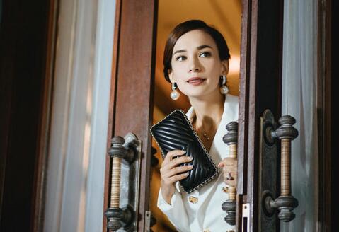 “姑妈”卢靖姗惊艳亮相红毯 碰撞开心麻花引期待