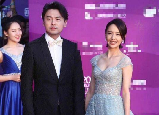 雷佳音走红毯像赶集 和丫丫一对比这头围亮了