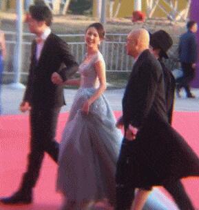 北京：佟丽娅雷佳音走红毯引爆笑  “赶集式”走红毯来去匆匆