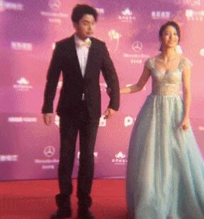 北京：佟丽娅雷佳音走红毯引爆笑  “赶集式”走红毯来去匆匆