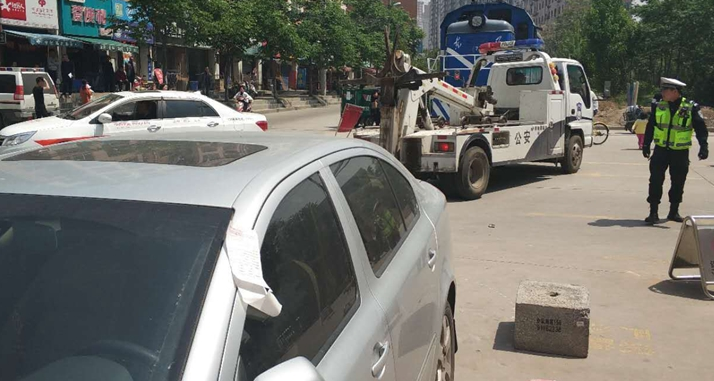 最厉害的违章!轿车停铁道旁逼停火车一小时