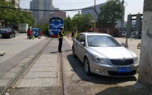 【最牛违停】轿车停铁道旁逼停火车 列车司机