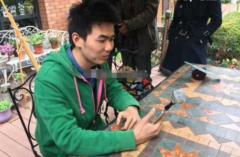 男子发明“吵架机器人”欲走上“人生巅峰”