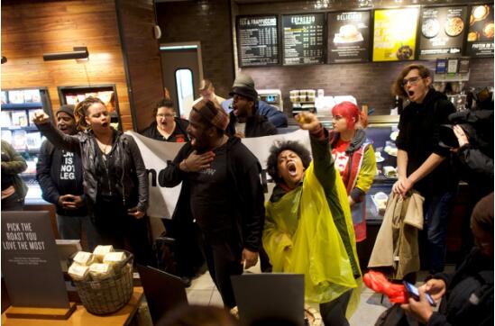 星巴克关闭店面 示威者聚集抗议店员涉嫌种族歧视