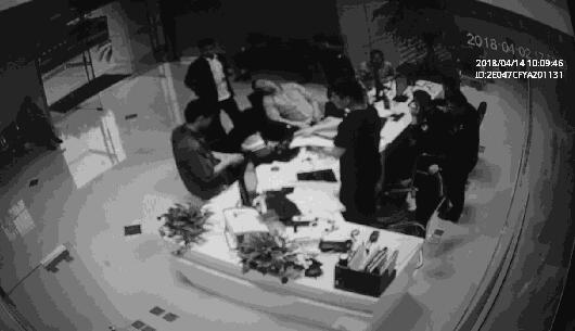 手滑误转40万后男子绝望倒地 因手滑导致的悲剧还真不少