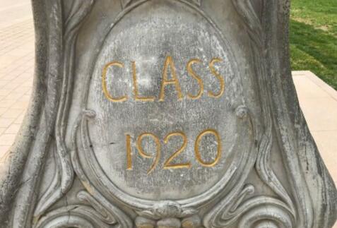 清华日晷再遭涂刻 