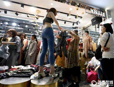 穿版模特月入过万 商户“真人试衣”线下营销创新模式