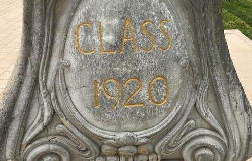 何人所为?清华日晷再遭涂刻 学校后勤正在清洗和修复