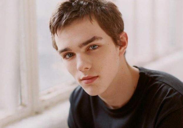 28岁霍尔特将升级当爸 因出演《皮囊》《温暖的尸体》而名声大噪