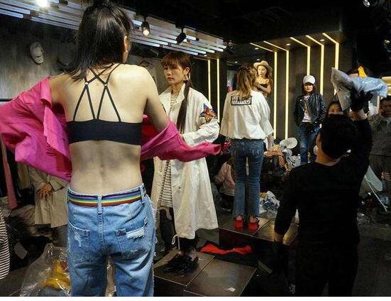 穿版模特月入过万男友心酸:男老板用带颜色的眼光看我女友