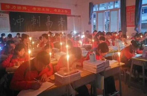 又是一年高考季!高三学生秉烛夜学 烛光下集体苦读