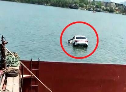 柳州轿车离奇坠河 浮在河面上有10多分钟司机不配合施救