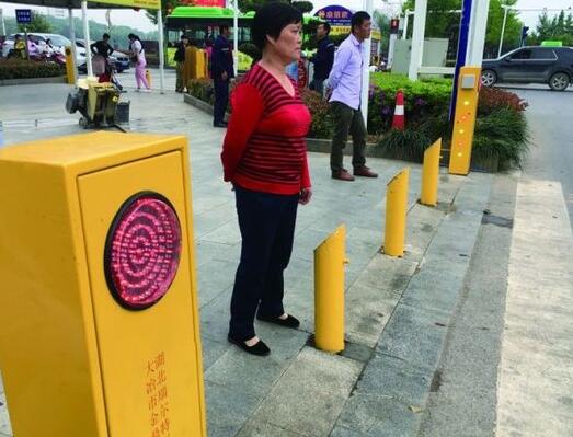 科技感十足！行人闯红灯遭水喷止步 