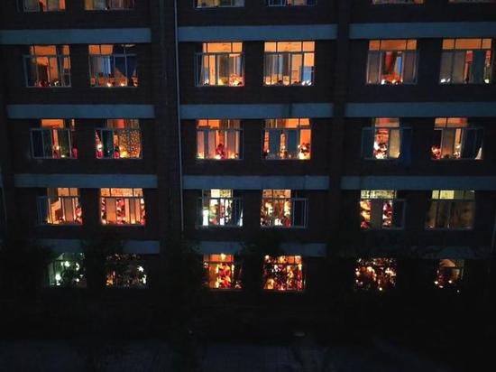 争分夺秒!高三学生秉烛夜学 一眼望去学校全部教室都灯光温暖