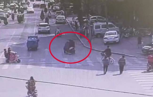 女子遭飞车党拖行 嫌犯月赚3000元却痴迷赌博逢赌必输欠下赌债