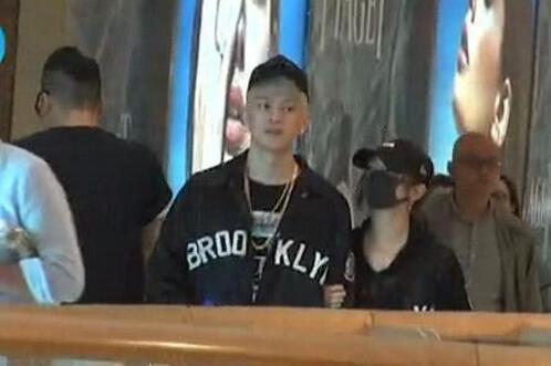 邓紫棋与男友情侣装约会 甜挽男友胳膊看上去十分甜蜜