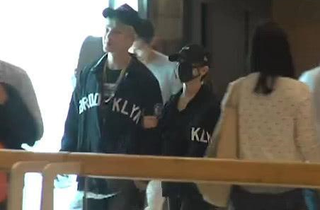 邓紫棋与男友情侣装约会 甜挽男友胳膊看上去十分甜蜜