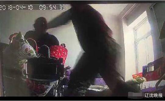 男护工掌掴老人 儿女每周回家时都非常干净但是一看监控震惊了
