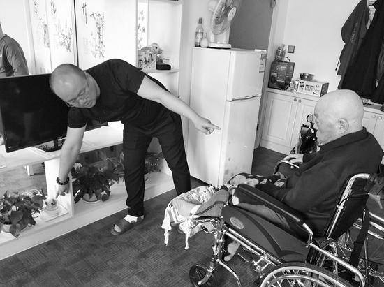 男护工掌掴老人 儿女每周回家时都非常干净但是一看监控震惊了