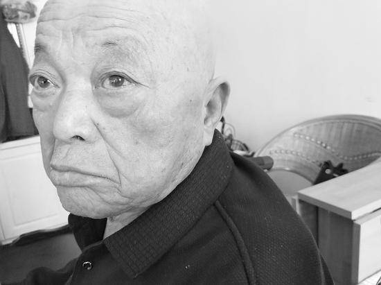 男护工掌掴老人 儿女每周回家时都非常干净但是一看监控震惊了