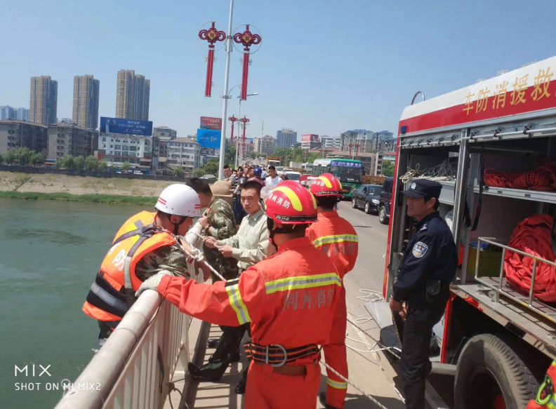 男子被困桥墩缝隙 消防员赶来的时候竟然还在靠着酒瓶呼呼大睡