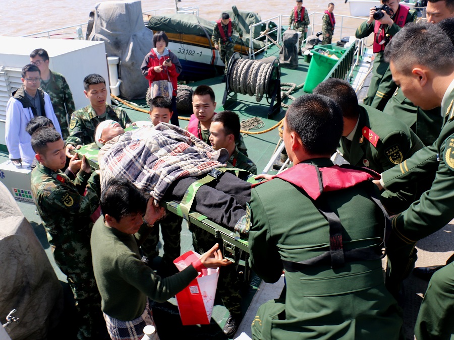 浙江船员海上作业受伤昏迷 海警24小时生死救援