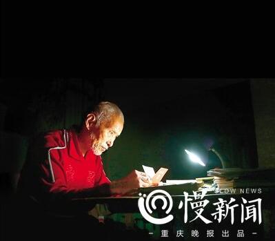 退休校长24年拾荒助学 35年退休工资几乎全部捐出