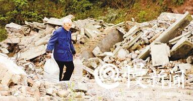 退休校长24年拾荒助学 35年退休工资几乎全部捐出