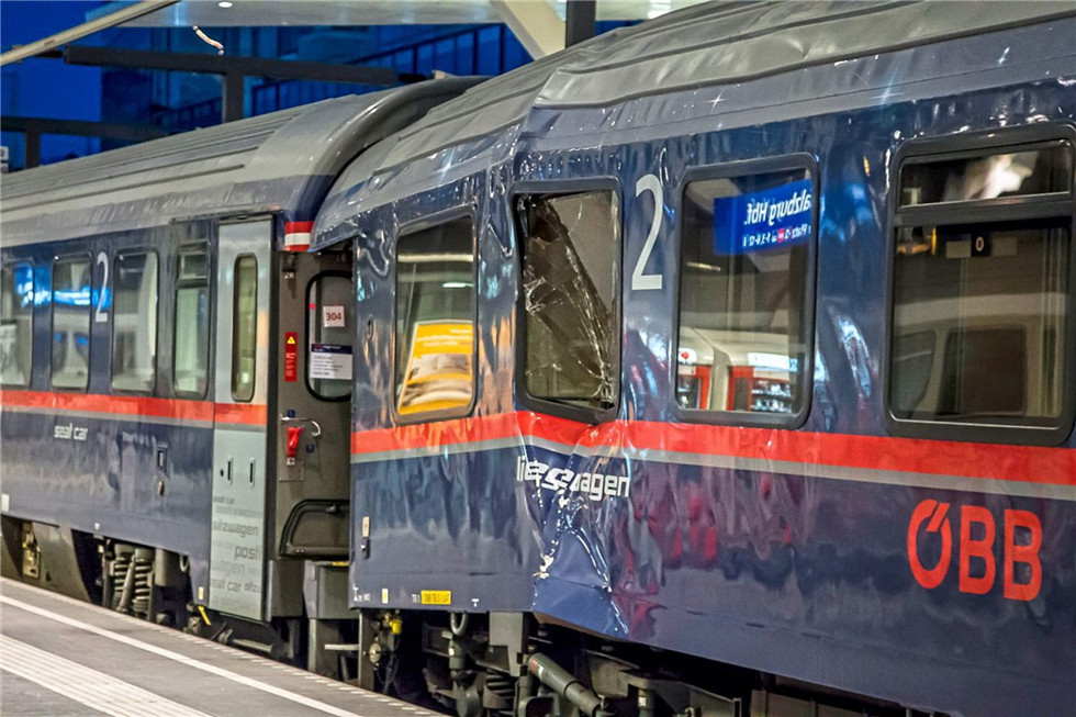 奥地利火车相撞：正值乘客熟睡时 受伤的乘客头裹纱布挤满站台