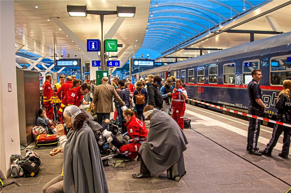 奥地利火车相撞：正值乘客熟睡时 受伤的乘客头裹纱布挤满站台