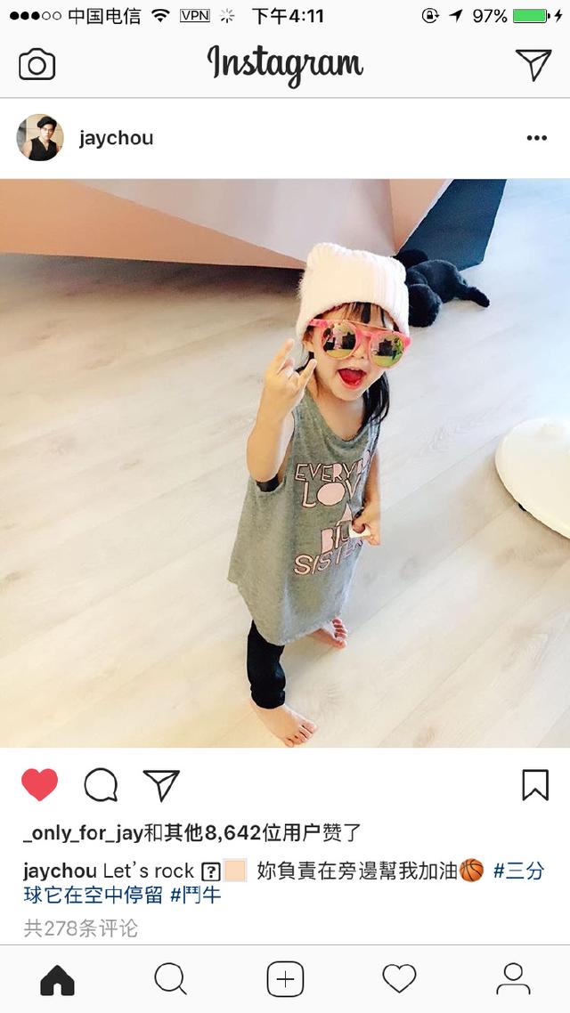 小周周正面照曝光 做出周杰伦招牌动作可爱的萌化了