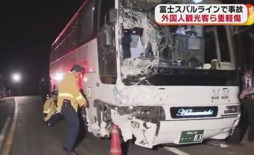 载中国游客大巴日本遇车祸 事发山梨县“富士SUBARU线”