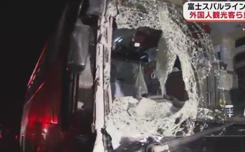 载中国游客大巴日本遇车祸 事发山梨县“富士SUBARU线”