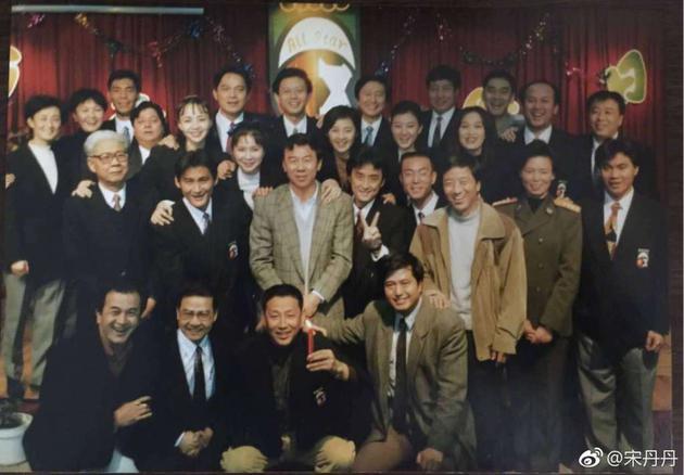 宋丹丹晒昔日合影 留着“空气刘海”皮肤白皙看起来少女感十足