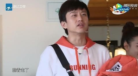 baby脱鞋显真实身高 5厘米厚底遭邓超Selina实力吐槽