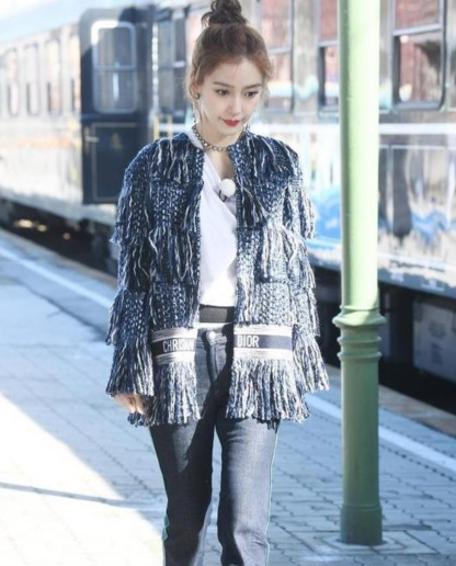 baby脱鞋显真实身高 5厘米厚底遭邓超Selina实力吐槽